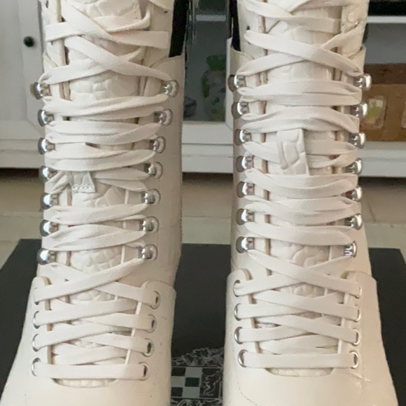 NIB VINCE CAMUTO ERMANIA Boots - Picture 9 of 11